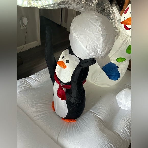 Inflatable Snowmen Throwing Snowball Christmas Winter Large Inflatable - Picture 9 of 16